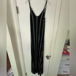 Maxi lulus dress. Low back and ties in the back. Adjustable straps. Size x small